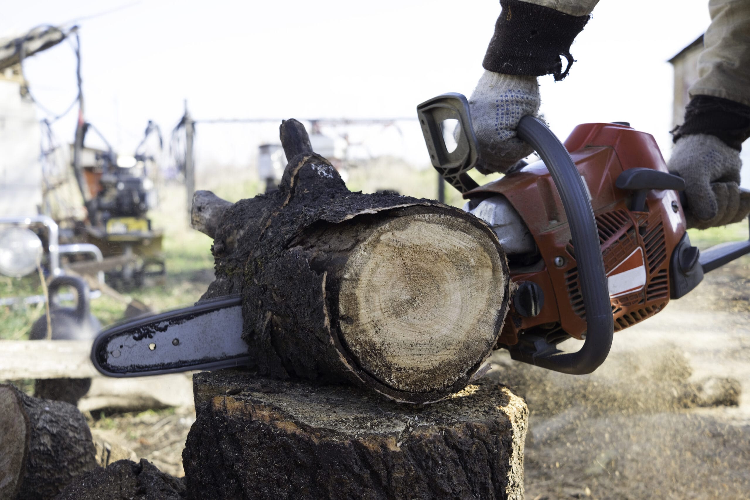 FWPCOT2259 - Cut Materials With A Hand-Held Chainsaw